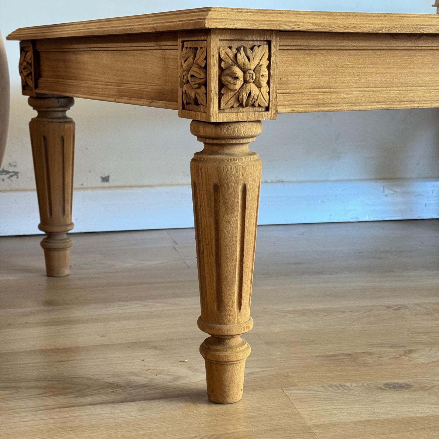 Mesa de living Luis XVI