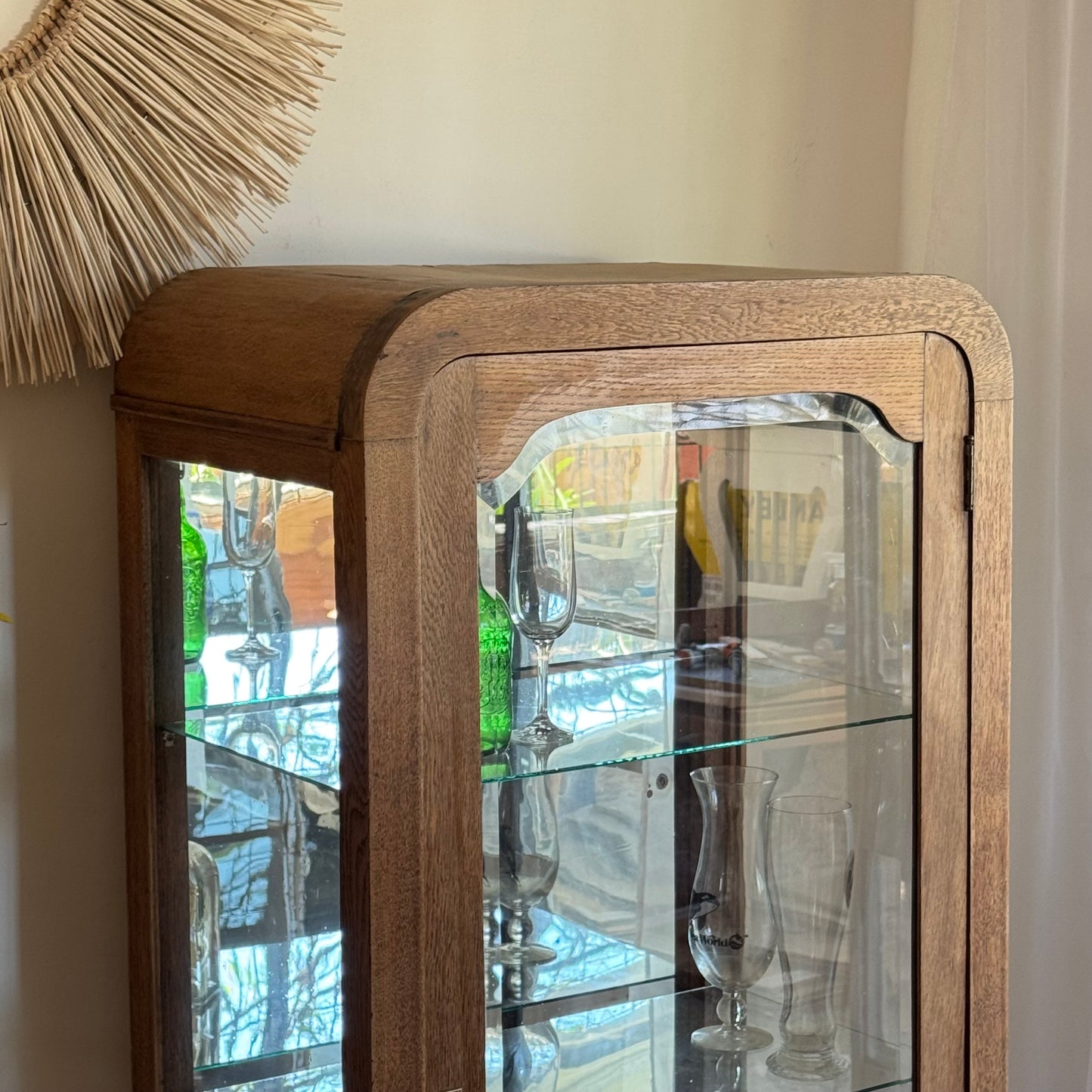 Vitrina en roble-curva