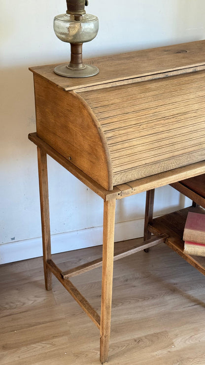 Escritorio de roble con cortina