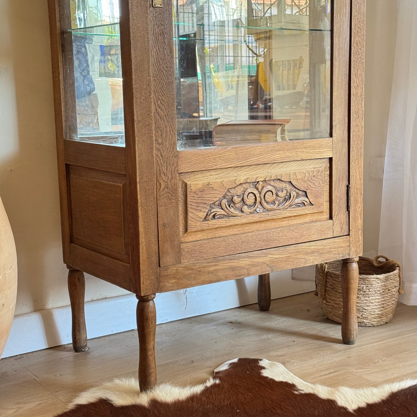 Vitrina en roble-curva