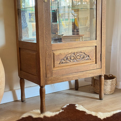Vitrina en roble-curva