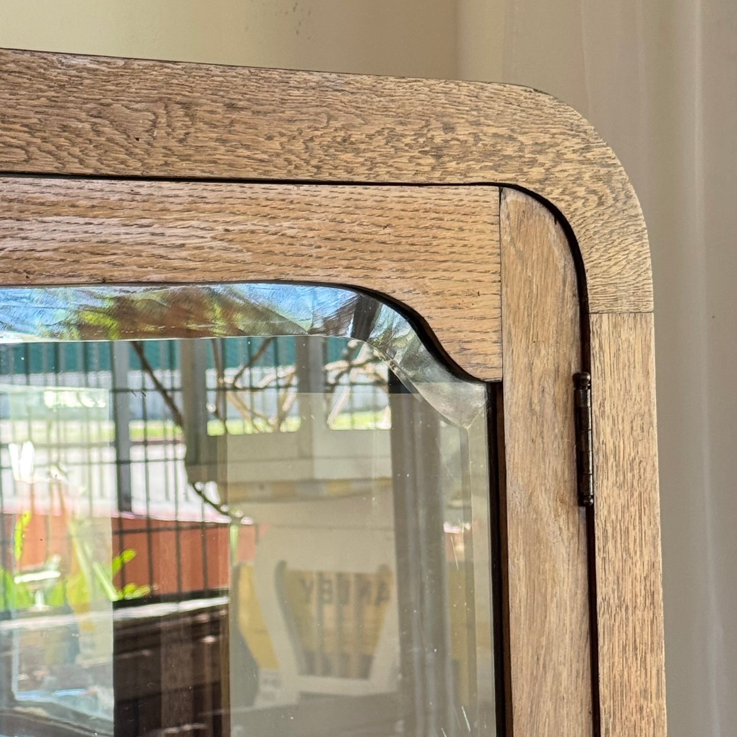 Vitrina en roble-curva