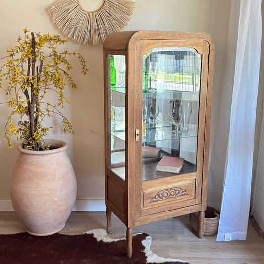 Vitrina en roble-curva