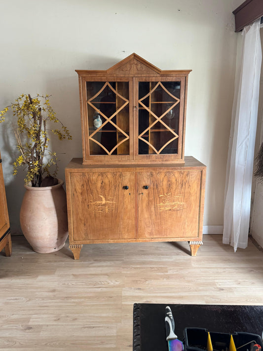 Aparador de dos niveles en raíz