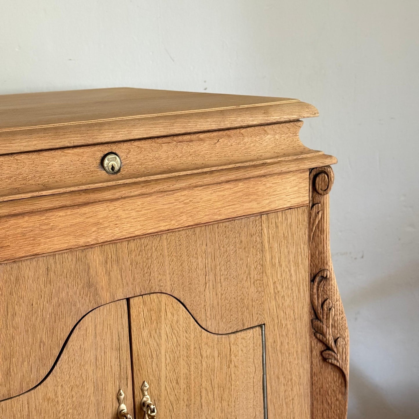 Barcito en roble -Victrola